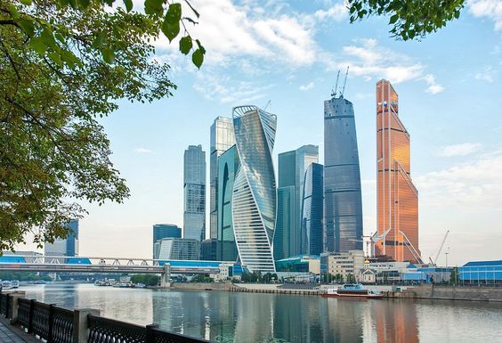Башни Москвы-Сити и набережная в солнечный день